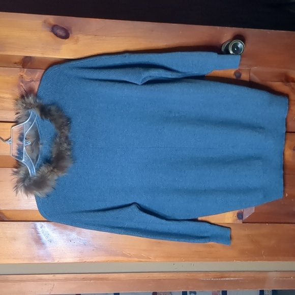 Real FUR collared long sleeve acrylic knit drop shoulder long sweater. - Picture 8 of 8